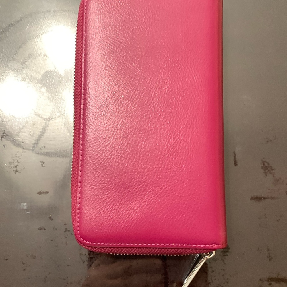 Fushia zippered card wallet.